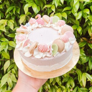 pastelkleurige aardbei-witte chocolade taart